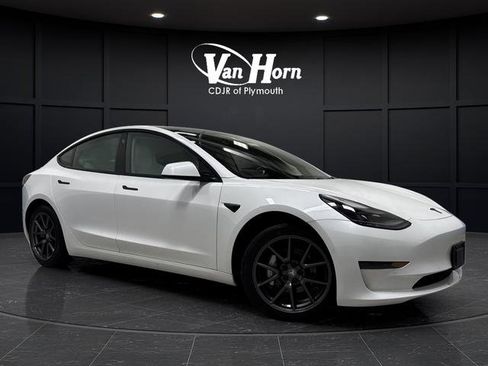 Used 2021 Tesla Model 3 Standard Range Plus image 1