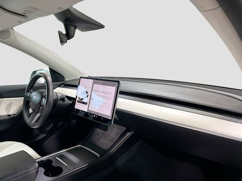 Used 2022 Tesla Model Y Long Range image 27