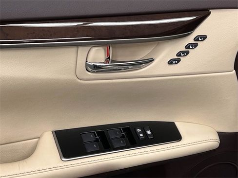 Used 2016 Lexus ES 350 w/ Luxury Package w/Wood Trim image 10