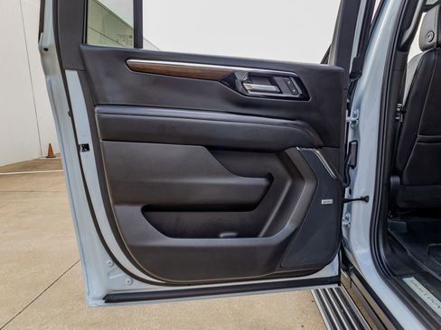 Used 2026 Chevrolet Suburban High Country AWD/4WD image 39