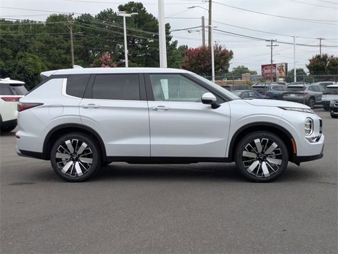 New 2025 Mitsubishi Outlander SE image 2