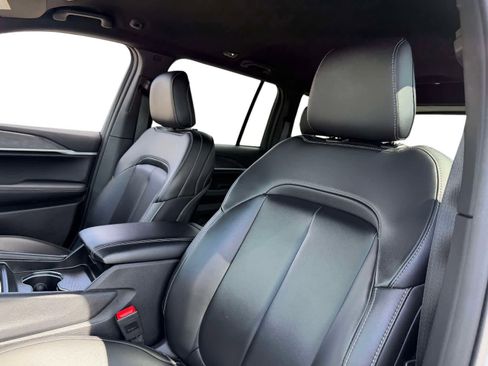 Used 2025 Jeep Grand Cherokee Limited image 12