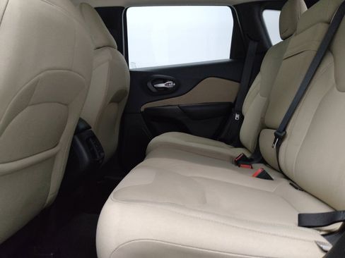 Used 2015 Jeep Cherokee Latitude FWD image 18