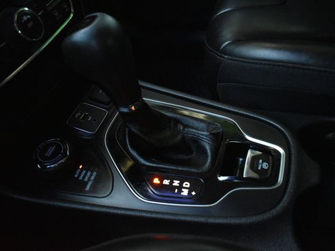 Used 2020 Jeep Cherokee Latitude Plus AWD/4WD image 31