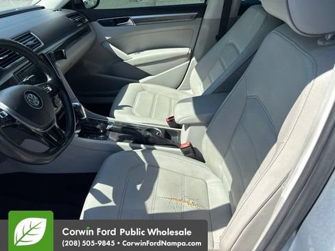 Used 2018 Volkswagen Passat 2.0T SE w/ SE Lighting Package FWD image 24