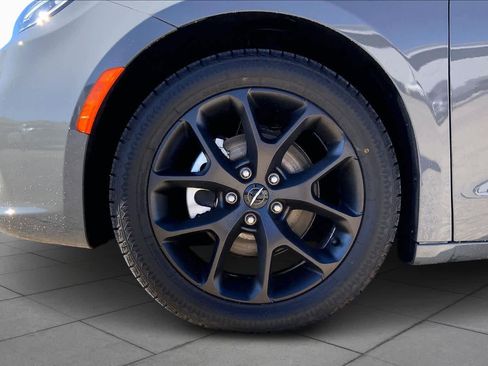 Used 2025 Chrysler Pacifica Limited image 10