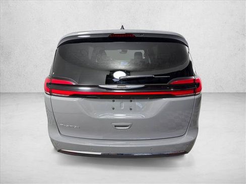 Used 2025 Chrysler Pacifica Select FWD image 4