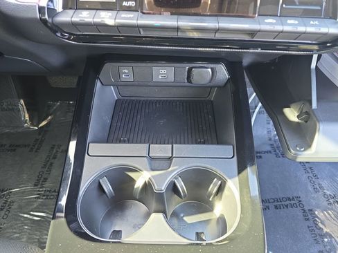 Used 2025 Toyota Prius Plug-In Hybrid image 19