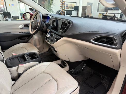 Used 2017 Chrysler Pacifica Platinum FWD image 17