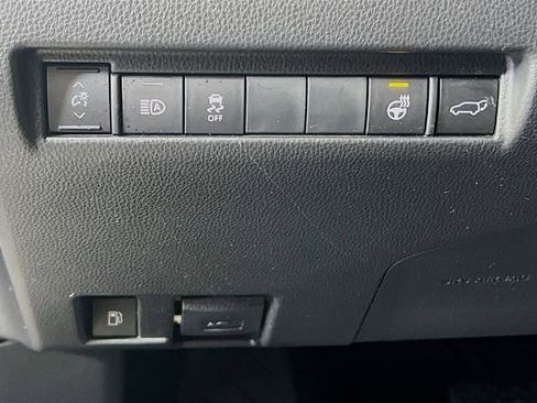 Used 2021 Toyota Venza XLE w/ Softex Package image 12