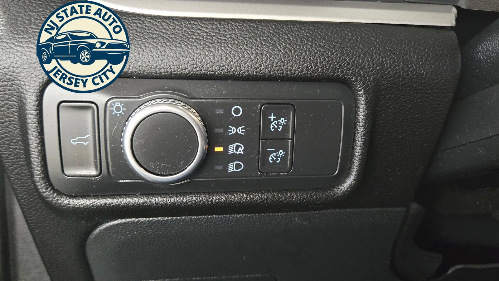 Used 2022 Ford Explorer XLT AWD/4WD image 26