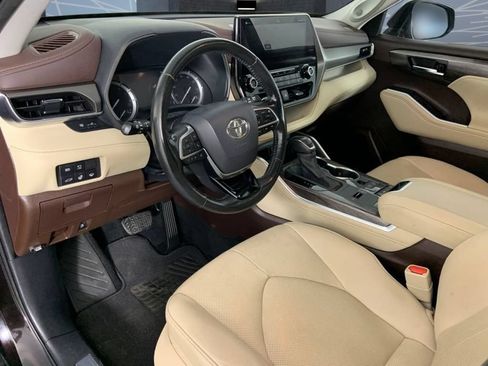 Used 2021 Toyota Highlander Limited FWD image 25