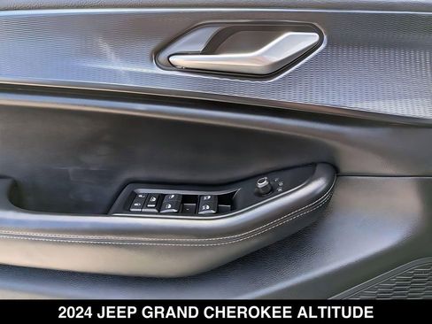 Used 2024 Jeep Grand Cherokee Altitude RWD image 21
