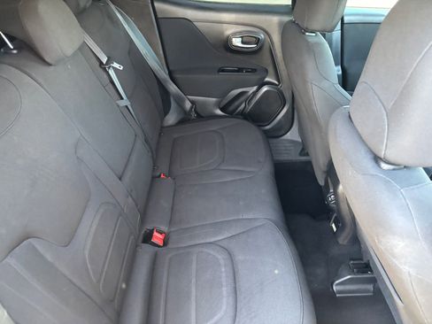 Used 2019 Jeep Renegade Latitude w/ Popular Equipment Group image 17