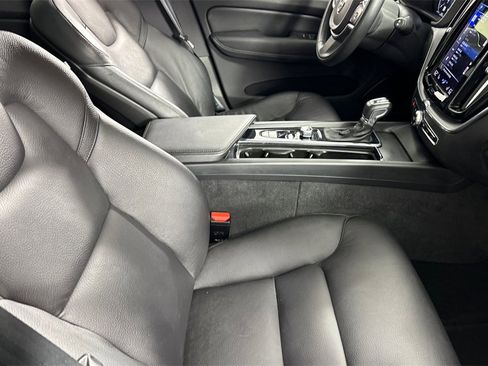Used 2021 Volvo XC60 T5 Momentum image 18