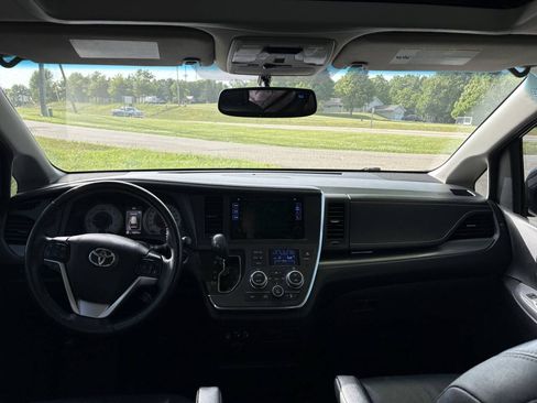 Used 2017 Toyota Sienna SE w/ SE Preferred Package FWD image 20