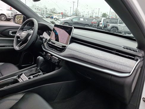 Used 2024 Jeep Compass Latitude w/ Sun and Sound Group image 11