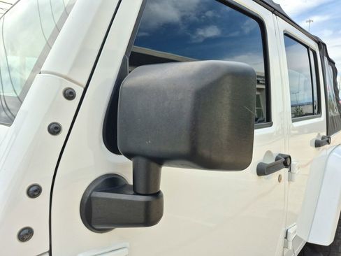 Used 2018 Jeep Wrangler Unlimited Sahara AWD/4WD image 28