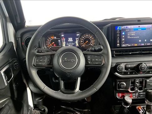 Used 2025 Jeep Wrangler Unlimited Rubicon AWD/4WD image 5