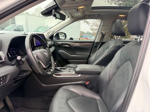 Used 2023 Toyota Highlander Platinum image 12