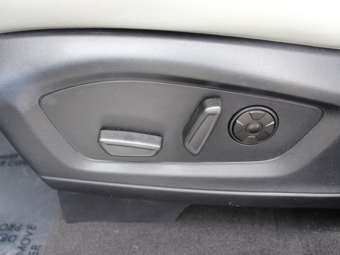 Used 2025 Ford Explorer Platinum w/ LUX Leather Package image 17