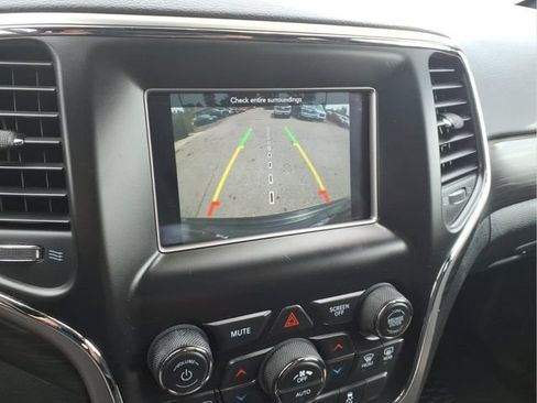 Used 2019 Jeep Grand Cherokee Laredo w/ Security & Convenience Group AWD/4WD image 18