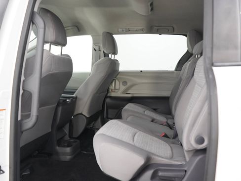 Used 2021 Toyota Sienna LE AWD/4WD image 18