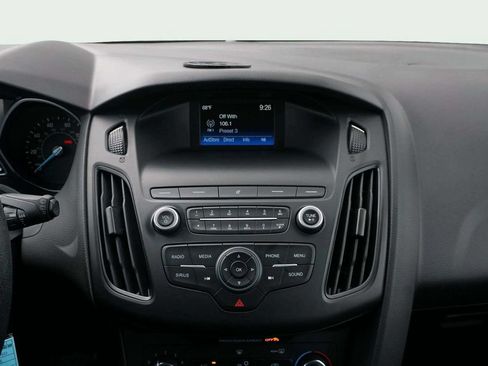 Used 2018 Ford Focus SE w/ Cold Weather Package FWD image 19
