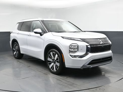 New 2025 Mitsubishi Outlander SEL image 2