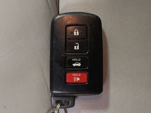 Used 2017 Toyota Camry XLE w/ Moonroof Package image 32