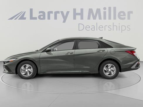 Used 2024 Hyundai Elantra SE FWD image 3