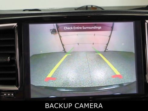 Used 2023 Chrysler Pacifica Touring-L image 18