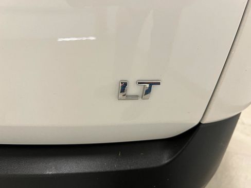 Used 2023 Chevrolet Traverse LT FWD image 17