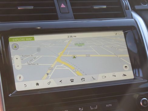 Used 2017 Land Rover Discovery HSE AWD/4WD image 10