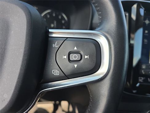 Used 2020 Volvo XC40 T5 Momentum image 18