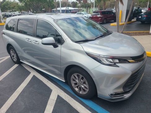 Used 2021 Toyota Sienna XLE image 4
