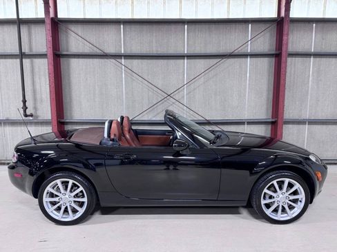 Used 2006 MAZDA MX-5 Miata Grand Touring RWD image 39