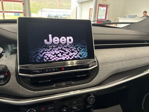 Used 2024 Jeep Compass Latitude AWD/4WD image 37