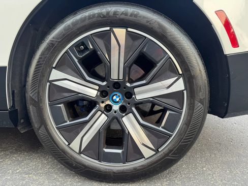 Used 2023 BMW iX xDrive50 w/ Sport Package AWD/4WD image 18
