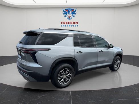 Used 2024 Chevrolet Traverse LT image 7