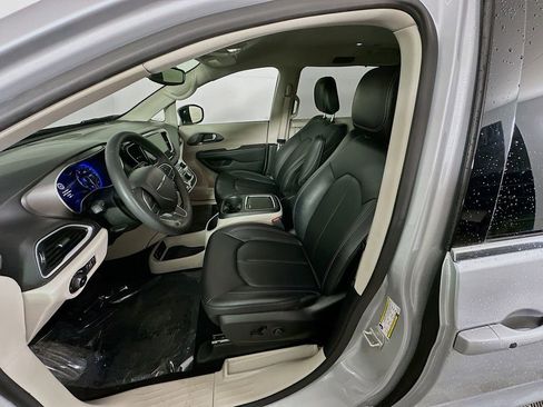 Certified 2024 Chrysler Pacifica Touring-L image 31