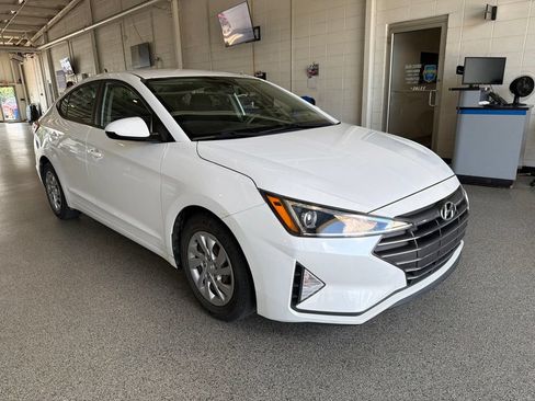 Used 2020 Hyundai Elantra SE w/ Cargo Package (C1) FWD image 2