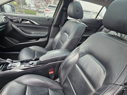 Used 2017 INFINITI QX30 Premium image 25