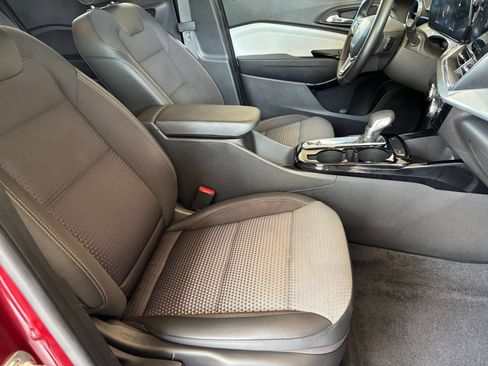 Used 2025 Chevrolet Trax LT w/ LT Convenience Package FWD image 35