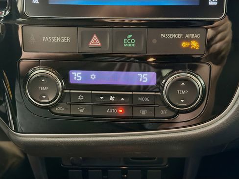 Used 2018 Mitsubishi Outlander SE image 17