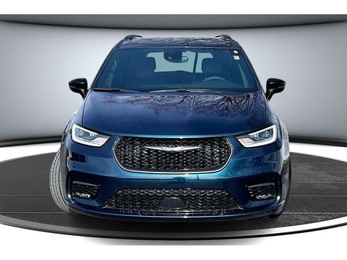 Used 2025 Chrysler Pacifica Limited image 4