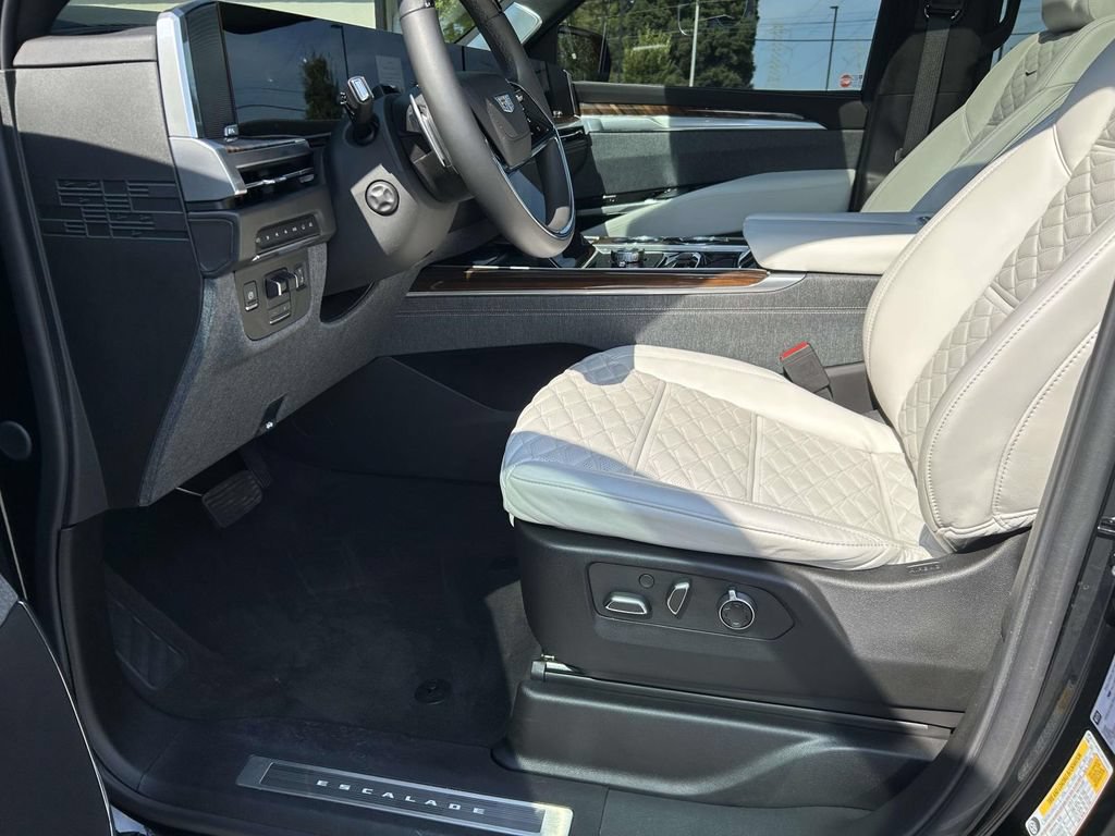Used 2025 Cadillac Escalade ESV Sport Platinum w/ LPO, ONYX Package AWD/4WD image 22