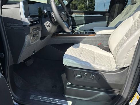 Used 2025 Cadillac Escalade ESV Sport Platinum w/ LPO, ONYX Package AWD/4WD image 22