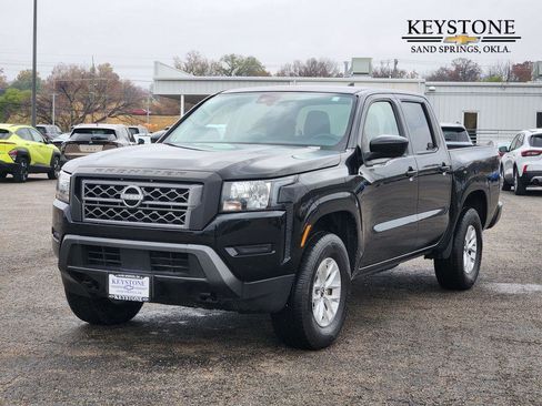 Used 2024 Nissan Frontier SV image 3