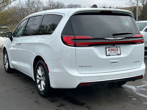 New 2026 Chrysler Pacifica Limited image 5